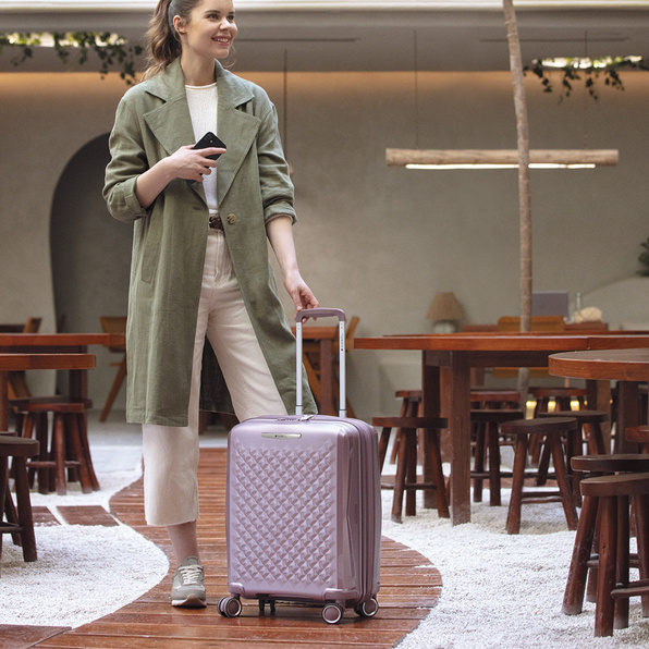 Rozszerzalny zestaw twardych walizek Queens (kabinowa i średnia) o pojemności do 114,6 L